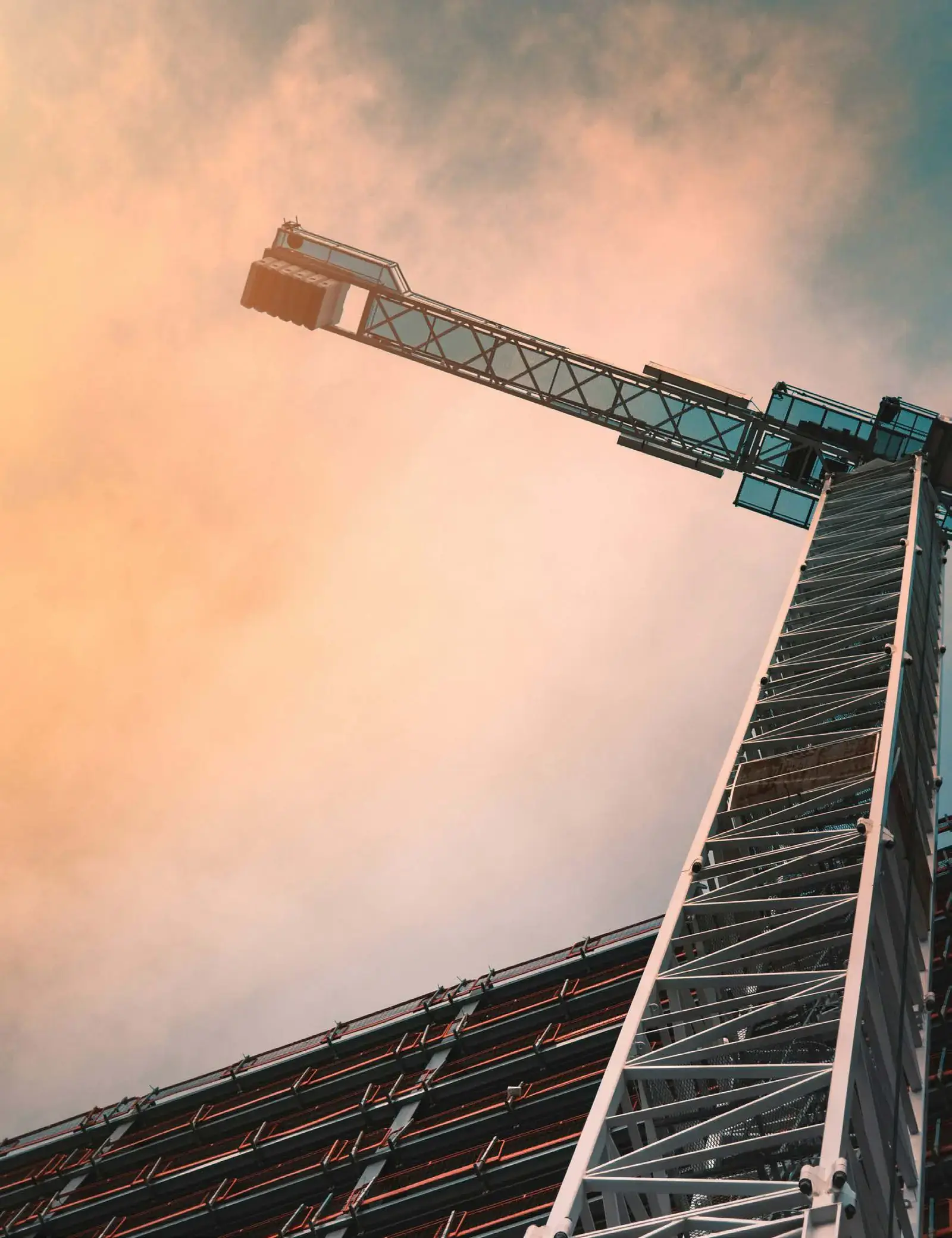 Gru a torre in funzione in un cantiere Opal attivo