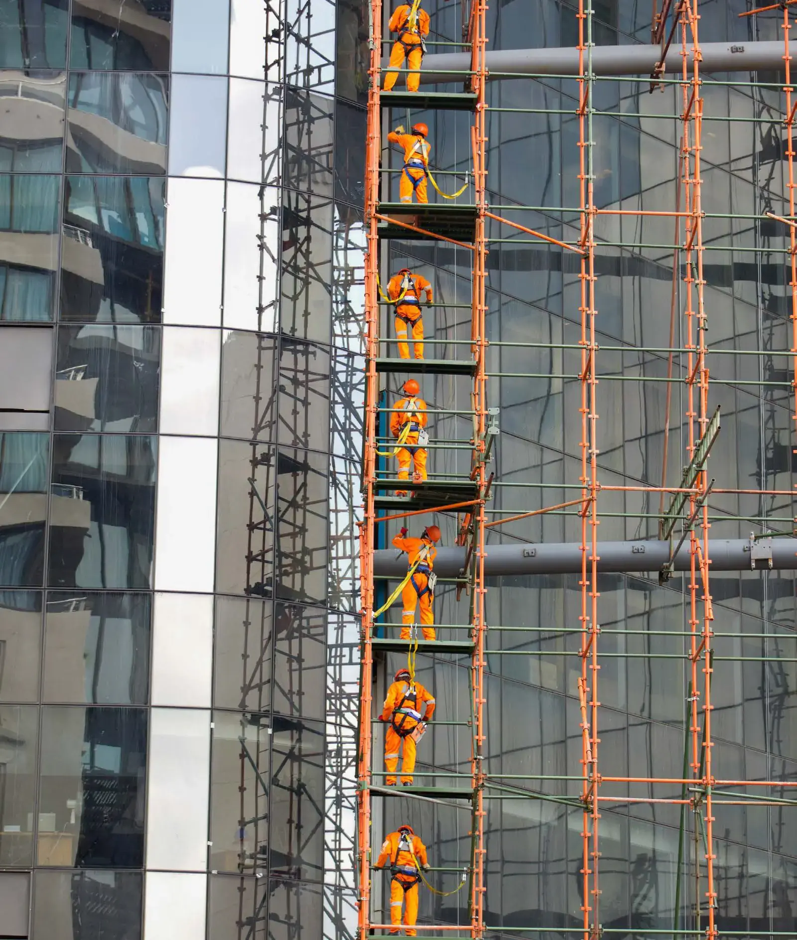 Struttura di ponteggi a più piani eretta durante le opere strutturali